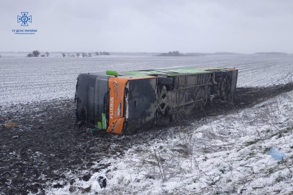На об’їзній поблизу Підволочиська перекинувся автобус із пасажирами: є потерпілі
