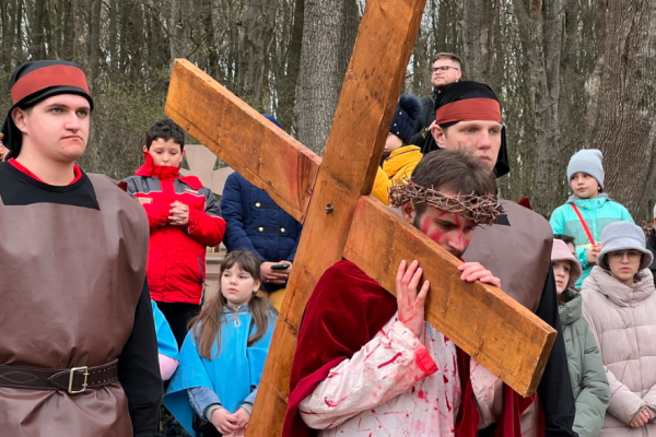 Тисячі вірян молилися за Україну під час Хресної дороги у Зарваниці
