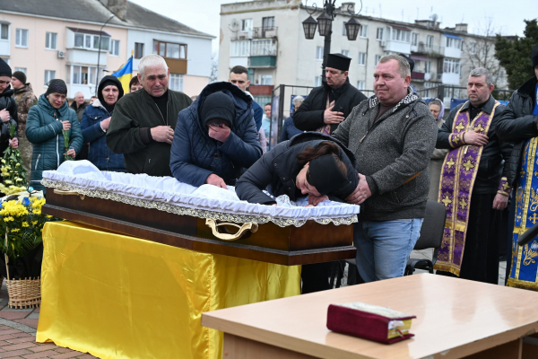 Лановеччина плаче: люди на колінах зустріли тіло 24-річного снайпера Микoлу Юpчишинa