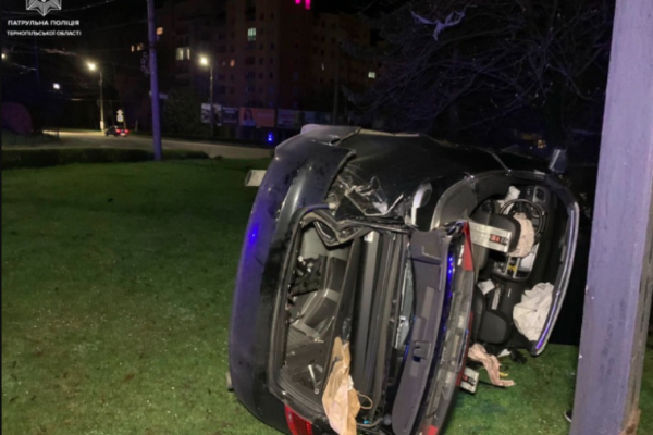 Аварія у Тернополі: водій на Audi врізався у банер на кільці