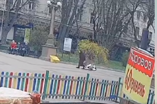 У центрі Тернополя на майдані дитина на машинці збила пенсіонерку: шукають батьків