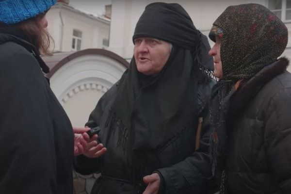 У Почаєві парафіяни УПЦ МП вважають, що путін - їх правитель, а ракети по Україні запускає Бог