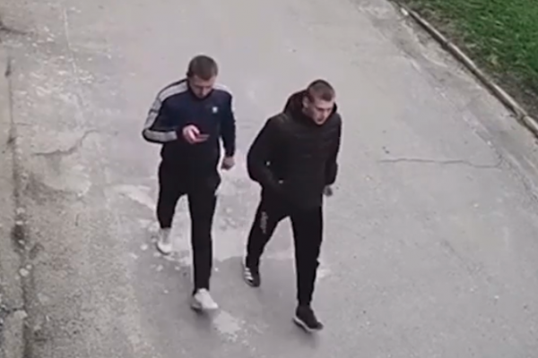 У Тернополі розшукують молодих чоловіків, які розрахувалися вкраденою карткою