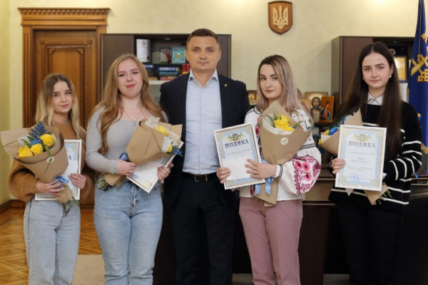 Голова облради Михайло Головко відзначив кращих випускників Тернопільщини та вручив їм грошові винагороди
