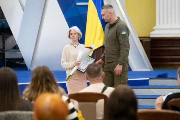Віталій Кличко напередодні Дня матері вручив відзнаки міського голови матерям і дружинам загиблих Героїв