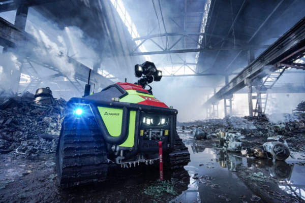 У Тернополі робот допомагав рятувальникам гасити пожежу після обстрілів