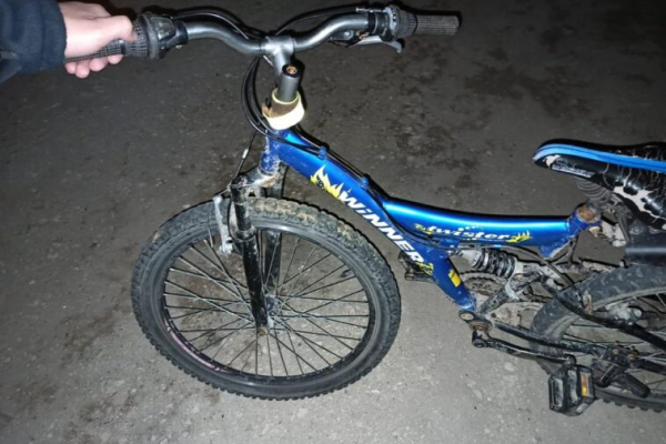 Багато переломів: на Тернопільщині 15-річний скутерист врізався у 10-річного велосипедиста