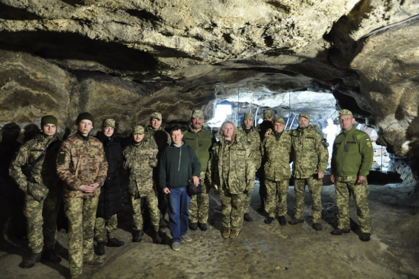 У печері на Тернопільщині проводять екскурсії для бійців, які проходять реабілітацію