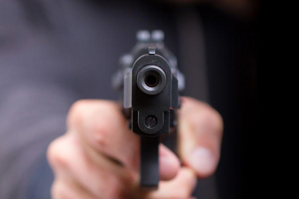 У центрі Тернополя чоловік погрожував компанії підлітків пістолетом