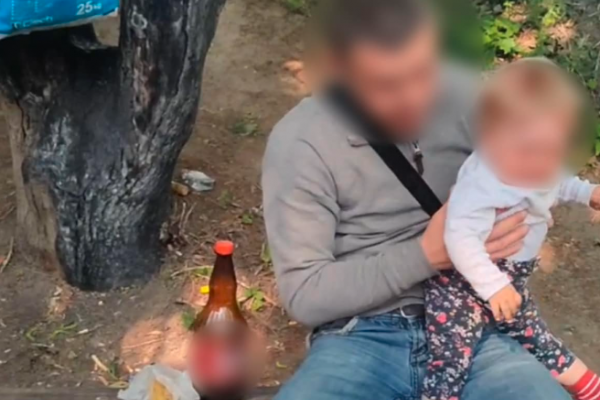 У Тернополі двоє п'яних пили пиво, а поруч плакала 8-місячна дитина