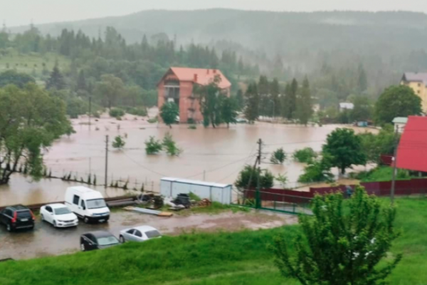Евакуація людей, підтоплені угіддя та зруйновані мости: на Львівщині річка вийшла з берегів 