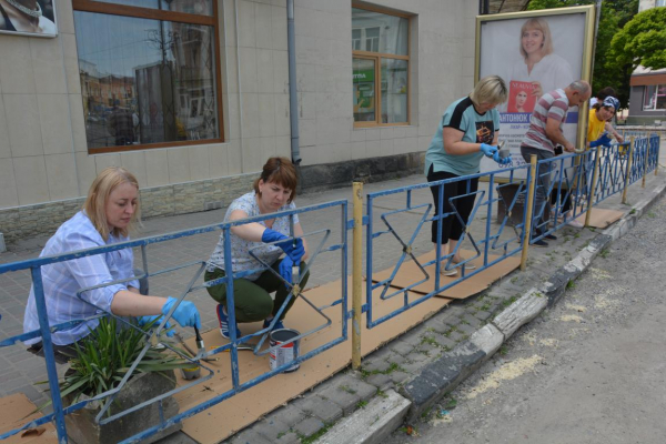 Працівники Теребовлянської міської ради пофарбували огорожу у центрі міста