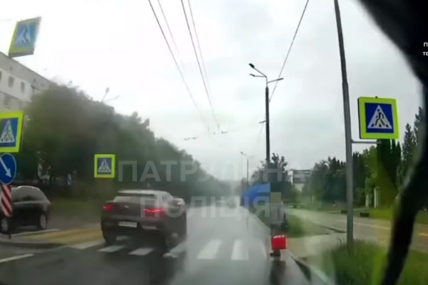 Пішохід йде, а водій їде: у Тернополі авто «Ягуар» ледь не збив жінку на переході