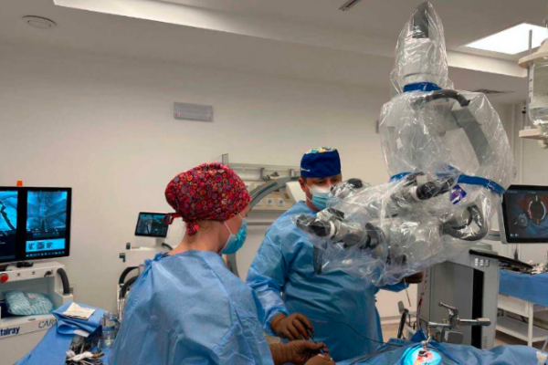 У Тернополі в лікарні провели першу операцію з використанням високоточного мікроскопа