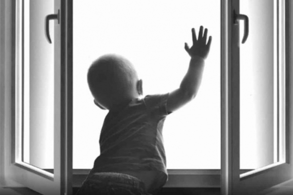 Тернопільські патрульні: відчинені вікна — небезпека для дитини