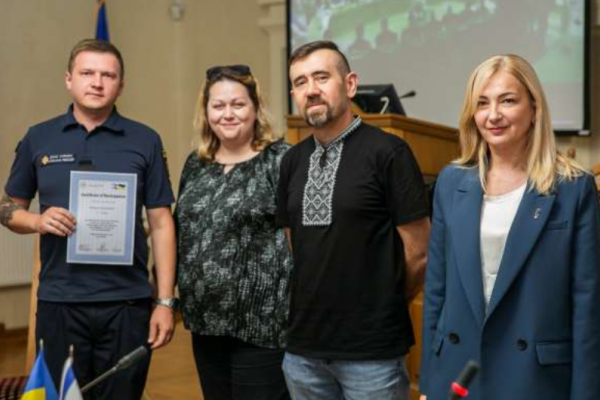 Вручення сертифікатів про проходження курсу «Самодопомога та кризова допомога» працівникам ДСНС відбулся в Класичному університеті Тернополя