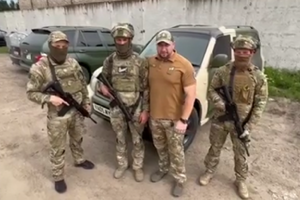 Представники Тернопільського військового коледжу передали авто для ЗСУ, де служить їхній випускник