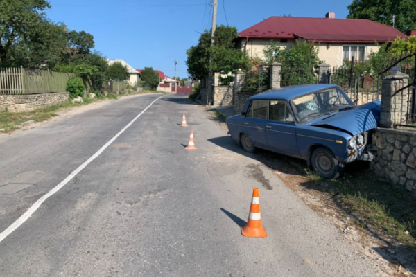На Тернопільщині чоловікові за кермом стало зле: автомобіль врізався у паркан