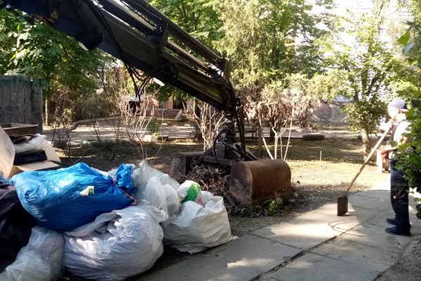 Комунальники з Тернопільщини допомагають розчистити завали і сміття на Херсонщині
