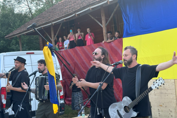 «Співaймо зaрaди перемоги»: Гурт KOZAK SYSTEM зaвітaв із концертом у Сaрaнчуки в урочище «Соколиця»