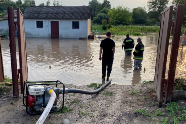 Підтопило 11 будинків: рятувальники боролися з наслідками негоди в селищі Вишнівець