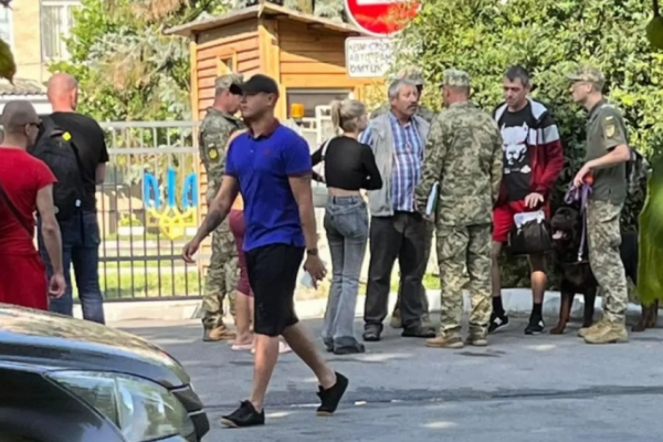 «Нас били», - скандал біля військкомату в Тернополі 