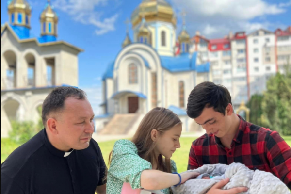Відомий священник-блогер із Лановеччини радіє народженню онука