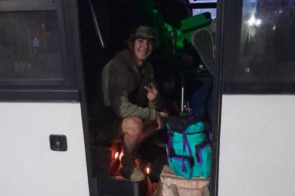 Військовому з Тернопільщини, який їхав на фронт, знайшлося місце лише на сходинці автобуса