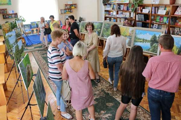 У бібліотеці на Тернопільщині відкрили виставку картин «Починати ніколи не пізно…»