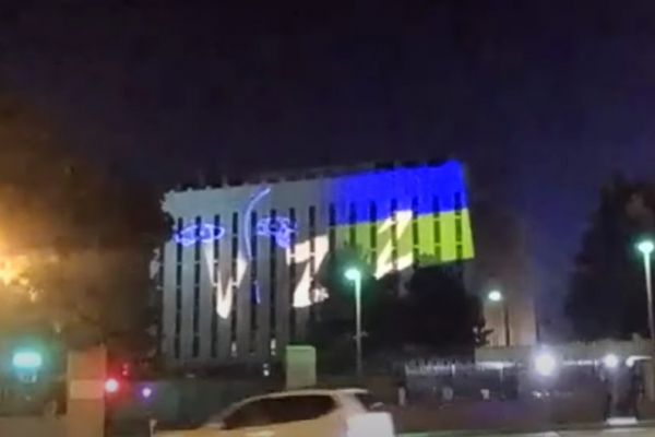 Z на фасадi. Росiйське посольство в США освiтили роботами українського художника