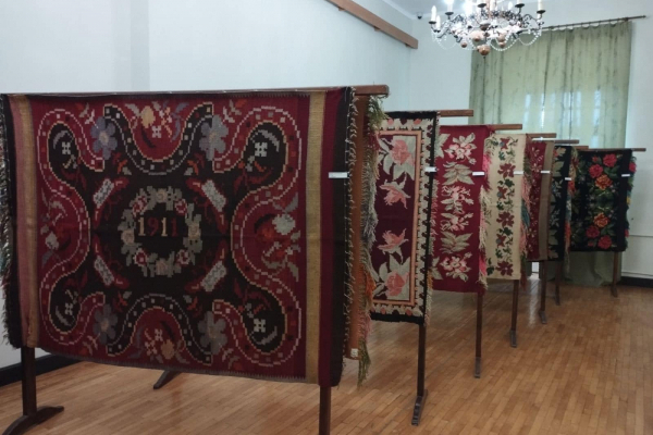 У Збаразькому замку експонують виставку давніх домотканних килимів