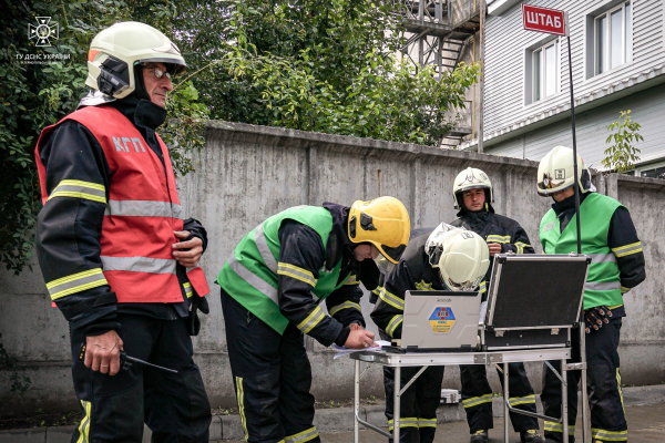 Тернопільські рятувальники провели пожежно-тактичне навчання