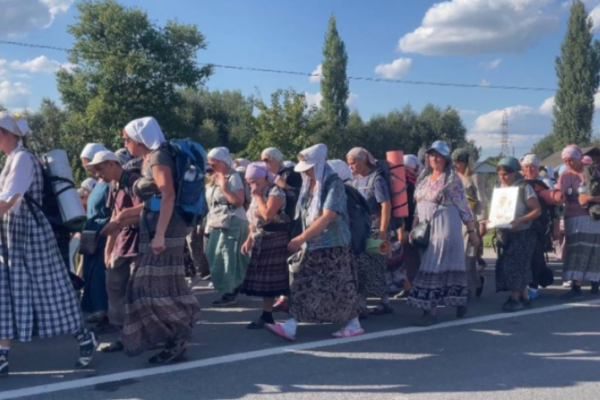 Зустріла поліція: віряни УПЦ (мп), які йдуть до Почаївської лаври, вже на Тернопільщині