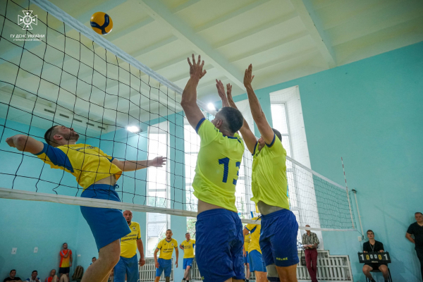 Тернопільські рятувальники виграли «срібло» на змаганнях ФСТ «Динамо» з волейболу