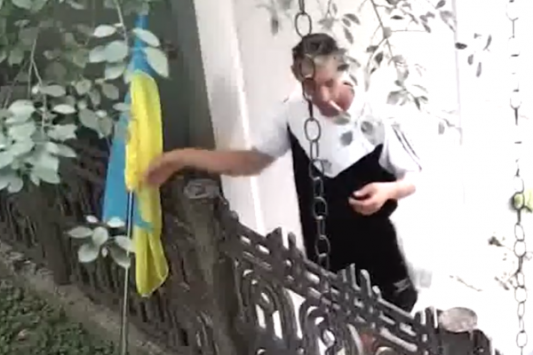 Розшукують чоловіка, який викрав прапор у Тернополі 