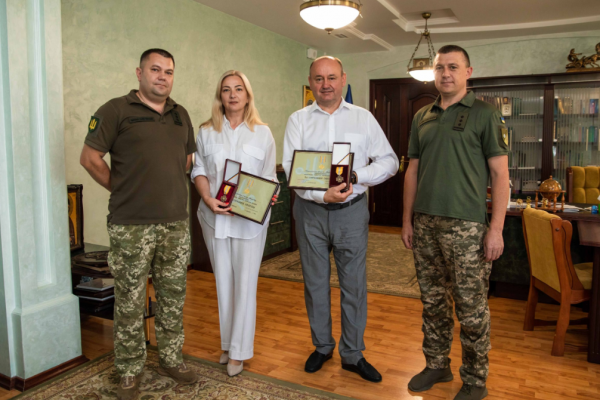 Ректор та голова вченої ради ЗУНУ отримали відзнаки від міністра оборони України