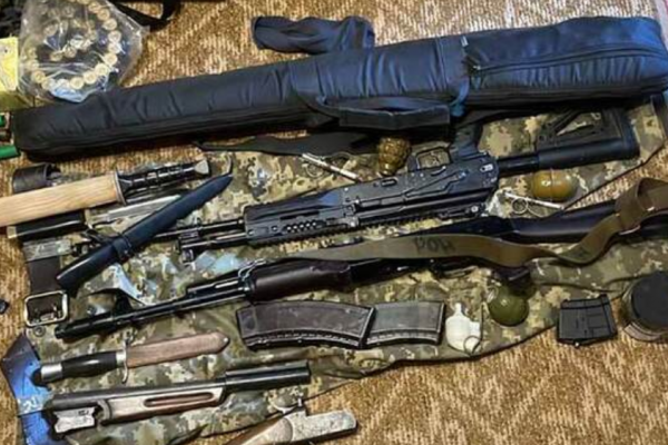 На Тернопільщині викрили підозрюваного у незаконному збуті великої кількості зброї