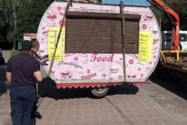 На Київській демонтували причіп-кіоск: власника не знайшли