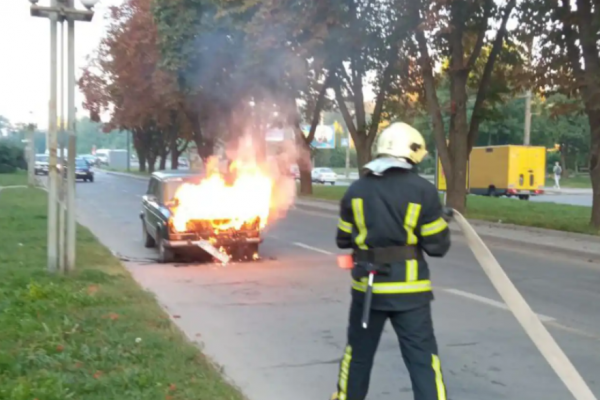 Пожежа у Тернополі: серед дороги на Крушельницької горів автомобіль