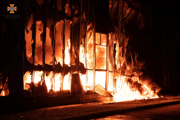 У Тернополі рятувальники вночі гасили масштабну пожежу на підприємстві