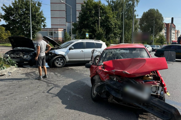 У Тернополі аварія з травмованими: зіткнулося три авто