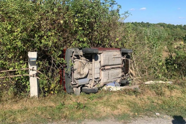 На Тернопільщині перекинулася автівка: двоє людей загинуло