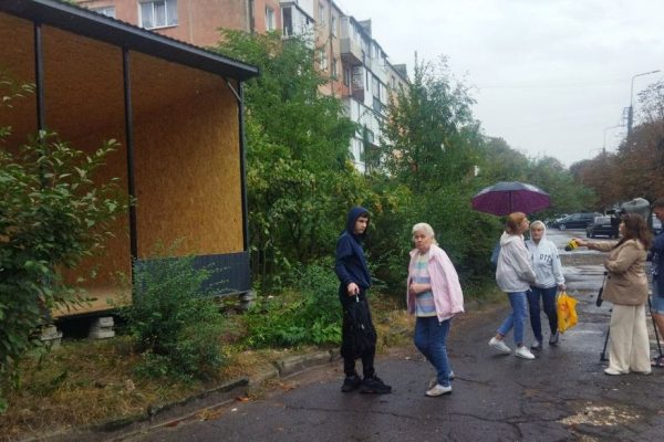 Скандал у Тернополі: людям біля будинків позрізали дерева і вночі встановили кіоск