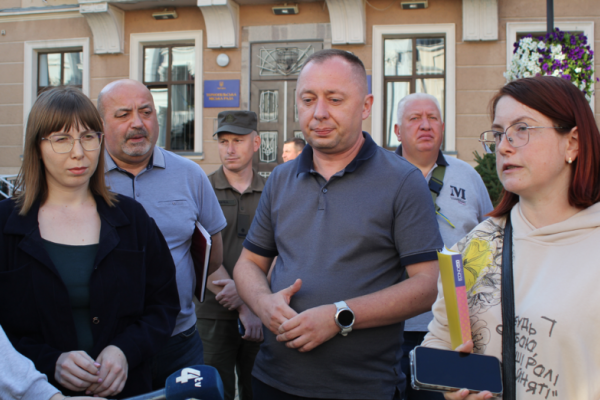 Менше коштів в бруківку, а більше – в ЗСУ: у Тернополі під стінами міськради знову пройшла акція протесту