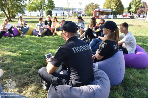 «Кава з поліцейськими»: у Тернополі правоохоронці спілкувалися з жителями міста