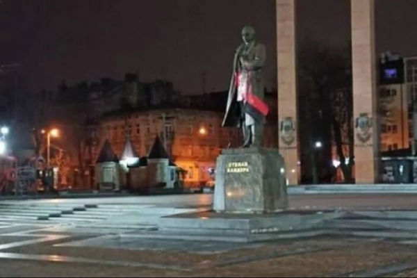 За нaругу над пaм’ятником Бaндері cудили дiвчину з Тернопільщини