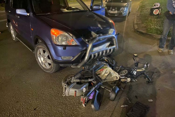 У Тернополі на Лесі Українки водій на автомобілі збив скутериста: є потерпілі