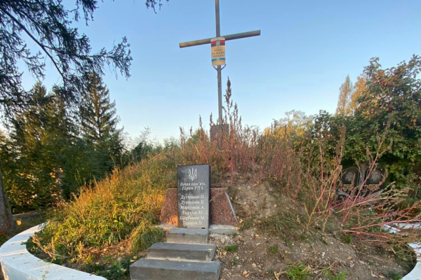На Тернопільщині поставили пам’ятник полеглим Героям з помилками