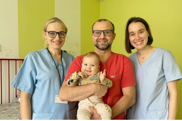 Медики врятували 7-місячну дівчинку з Тернопільщини з велетенською кістою легень