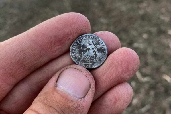 На Тернопільщині чоловік знайшов монету з епохи Римської імперії